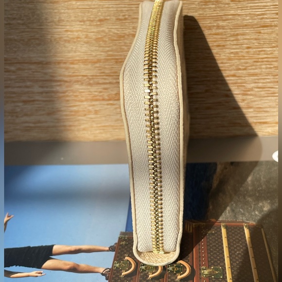 Authentic Louis Vuitton Zippy Coin Purse in Damier Azur - Picture 6 of 11